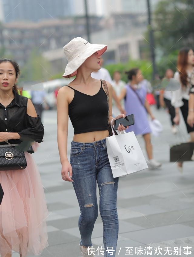 搭配 黑色吊带搭配粉色渔夫帽,既能显脸小,还能和服饰搭配!