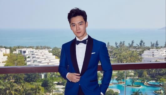 春晚新主持换人？不仅因为长得帅，他身后的背景也深不可测！