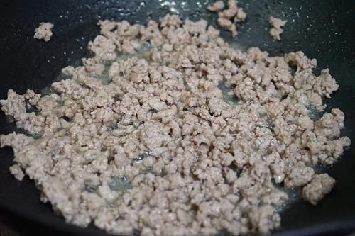 10分钟就做好的快手家常菜，肉末粉丝包菜，一上桌全家都抢着吃