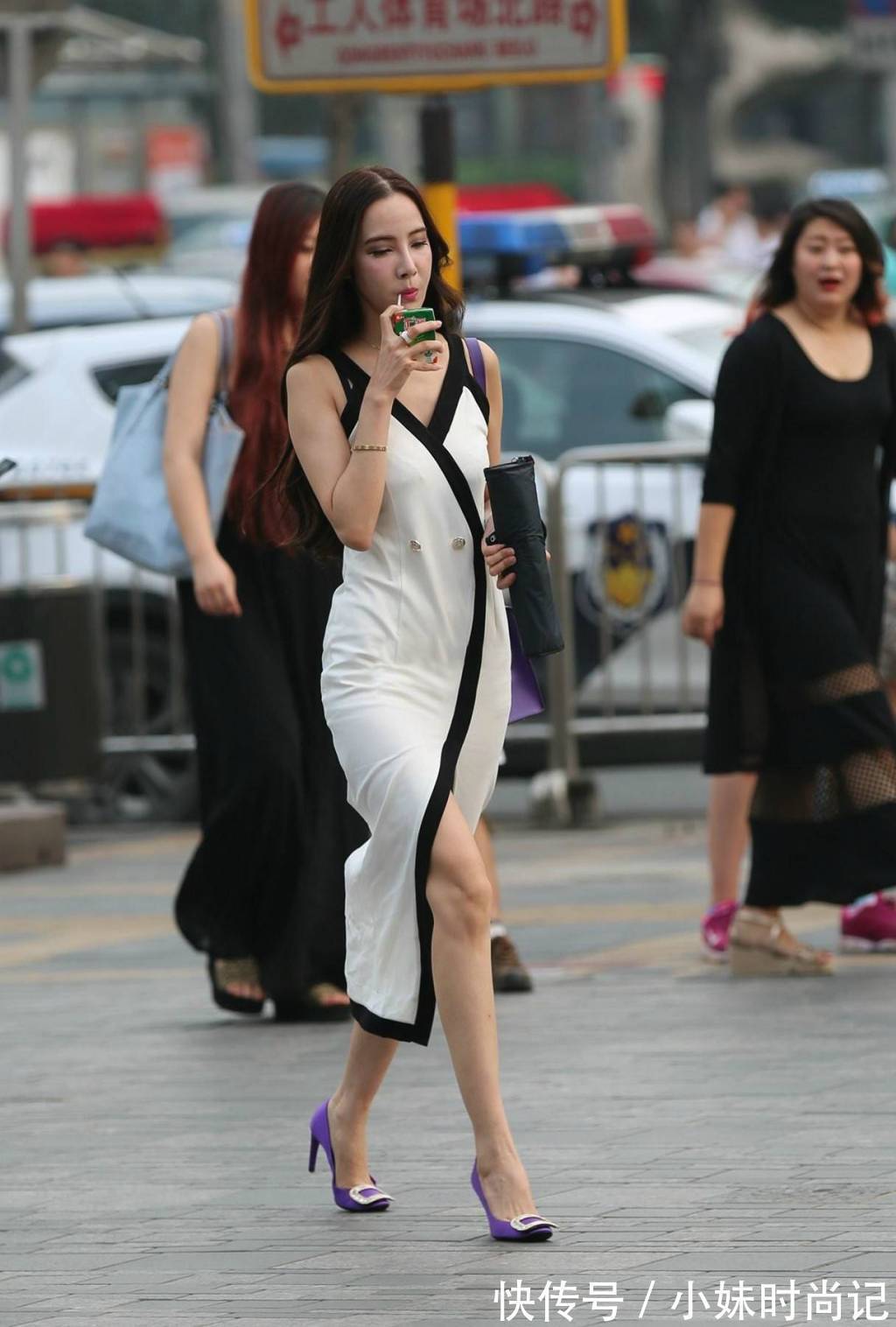 街拍 街拍路人,简朴大气不分年龄的穿搭参考,让你更具亲和力