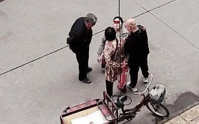 坏人|女孩在电梯里遇到“坏爷爷”,神走位躲开咸猪手,父母教育是关键