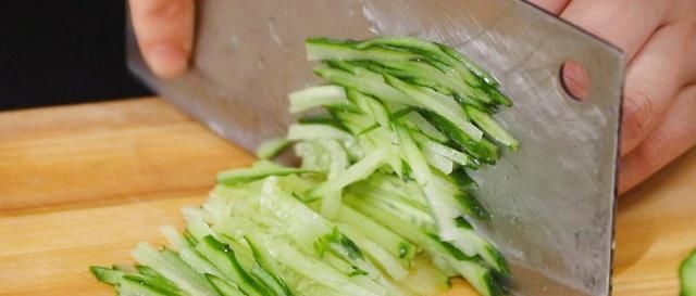 比例|做凉皮太复杂了,教你一种懒人做法,掌握淀粉水的比例很重重要