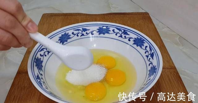 面包很好吃，有4个鸡蛋，又软又甜，不用烤箱你就能成功