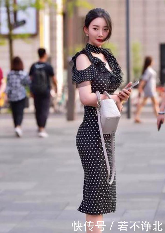 优雅|街拍,妆容精致的美女,蓝色短裙女孩透出优雅之美