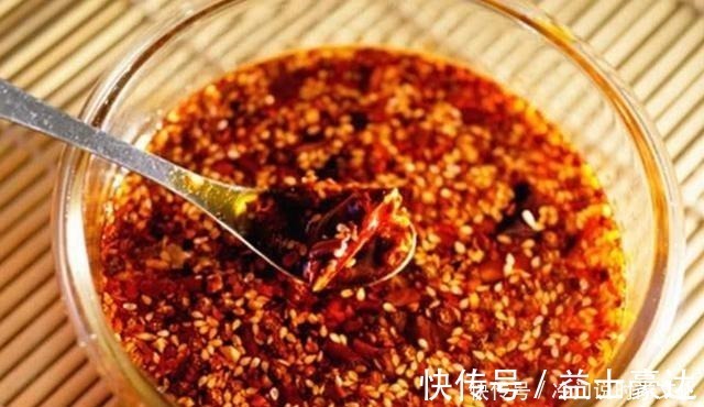 做辣椒油的时候,直接淋油肯定不对,大厨教你方法,又红又香