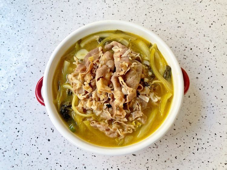 天寒地冻，暖身体适合多吃羊肉，酸菜配羊肉，开胃又下饭