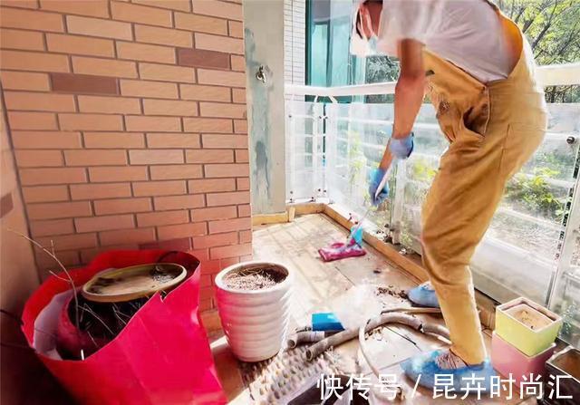 油污|杭州姑娘买下老房嫌太脏,请7名保洁师打扫清理,网友:太专业了