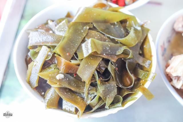 三爷爷家请吃饭,满满一桌农家菜,煮了2锅米饭,大伙吃了个精光