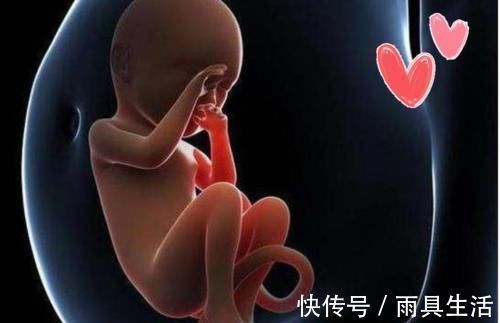 o型腿|为何宝宝睡觉偏爱“举起手来”?投降式睡姿对娃有影响?看完知晓