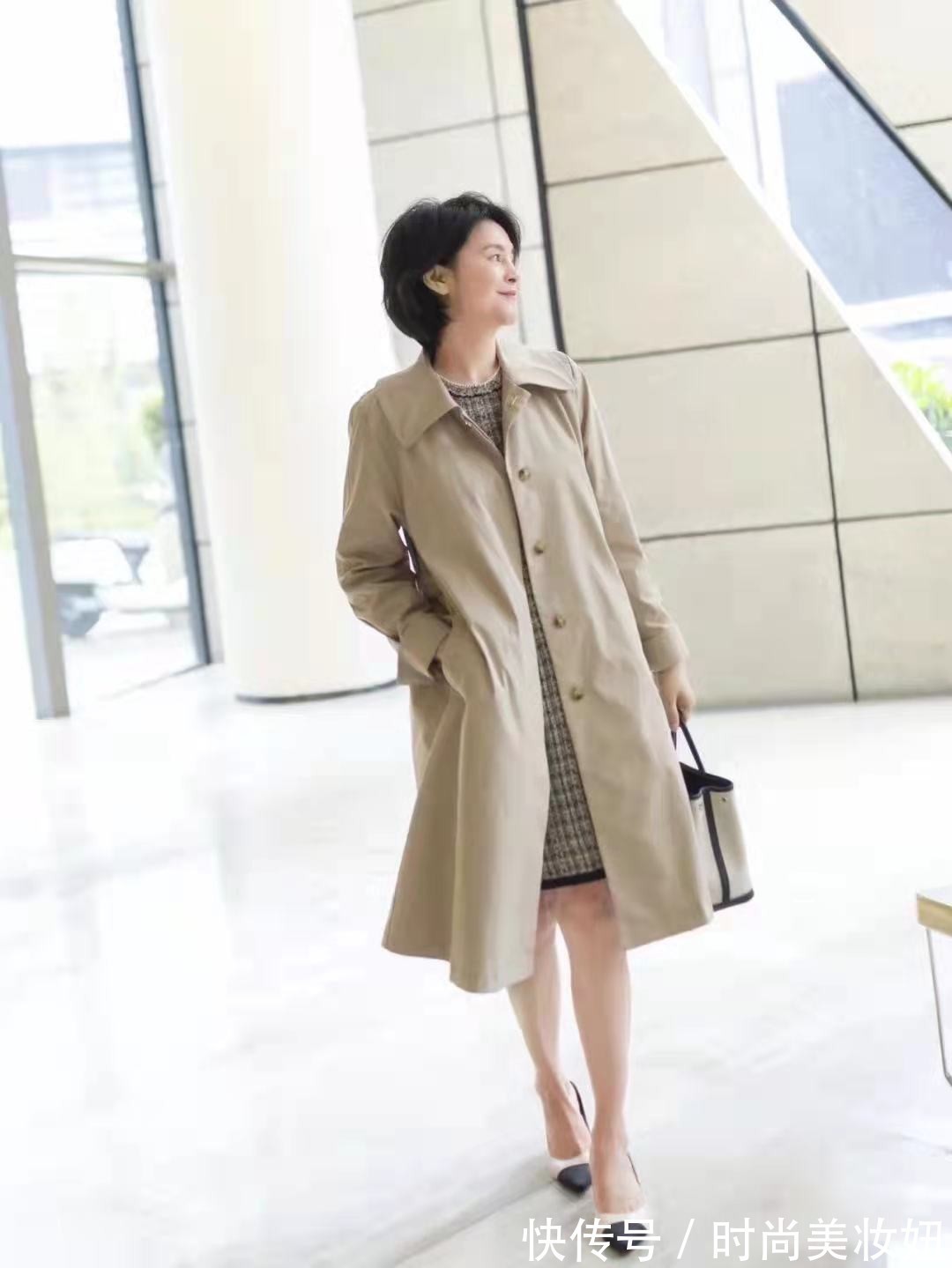 连衣裙|50岁女人穿搭要“贵气”,不信你看她,靠穿搭赢得体面又优雅