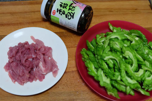 香菇|懒人快手家常菜，香菇豆豉苦瓜炒肉，随手一炒就能做好，太简单