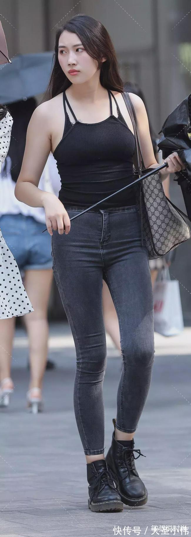 街拍 美女街拍:单看脸挺温柔的,看到身材和穿搭后,是男人也要怕她三分