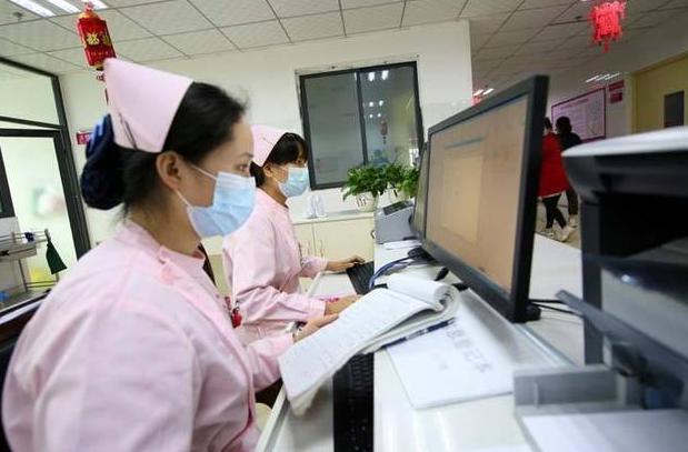 晓凡|宝爸给儿子取名“晓凡”,护士记录时手误多写一笔,宝妈:不改了