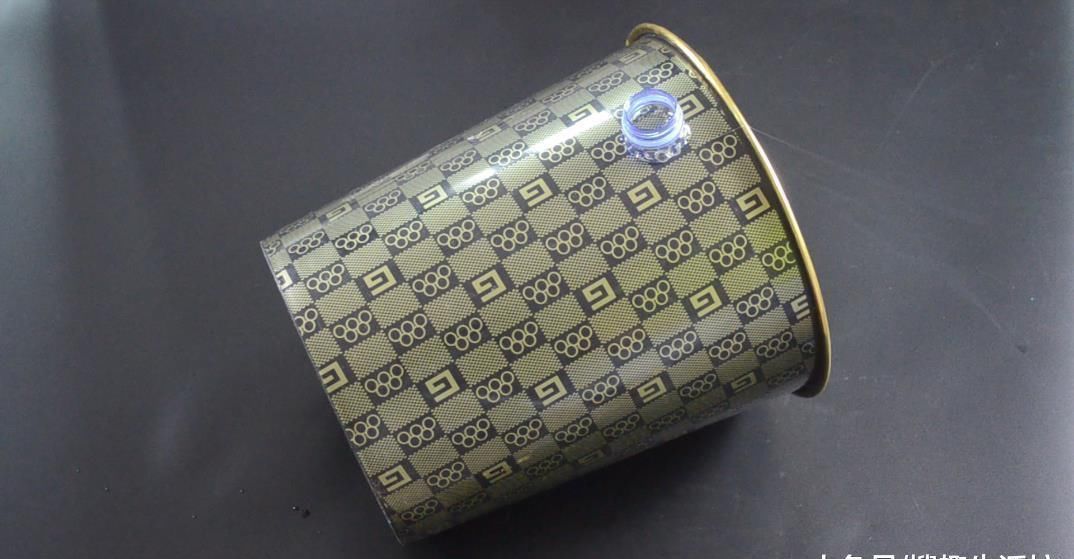 妙用|垃圾桶上粘一个塑料瓶, 一年还能帮家里省不少钱, 可惜知道的人不多