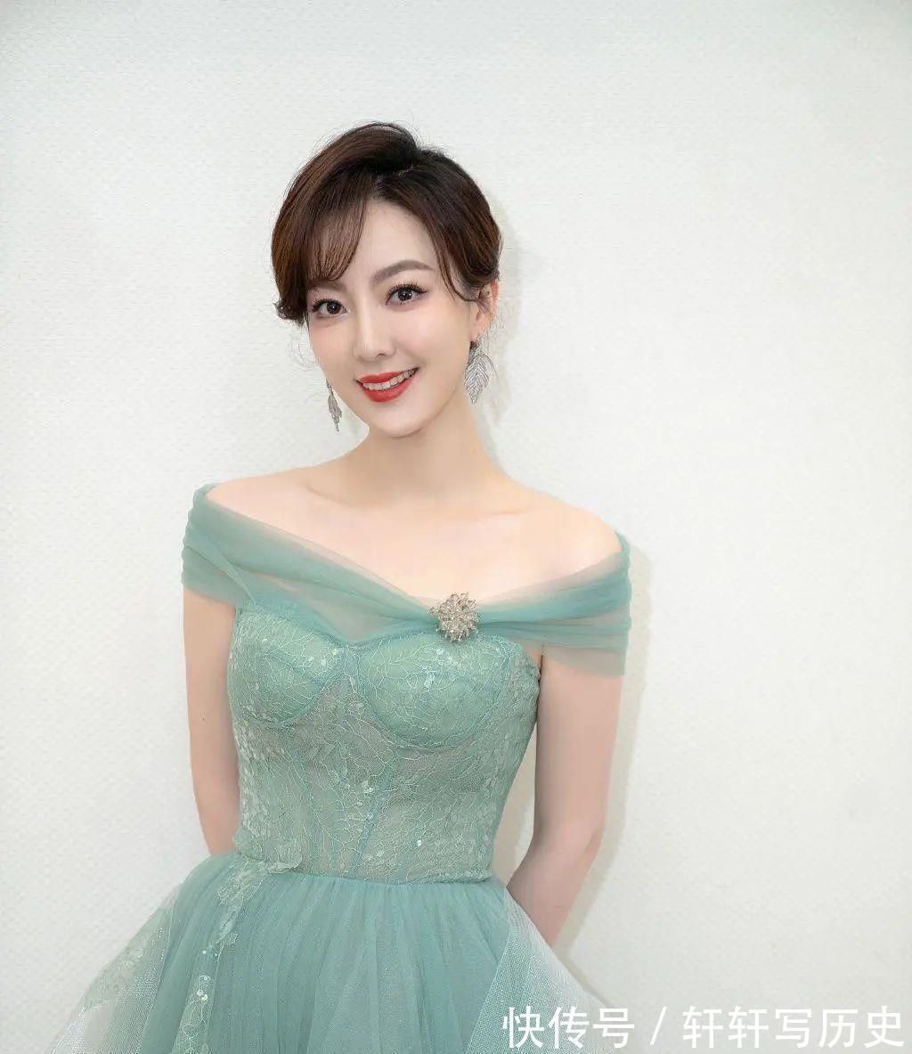 纱裙|不愧是安徽台一姐,余声穿水绿纱裙美如仙女,这水光肌慕了
