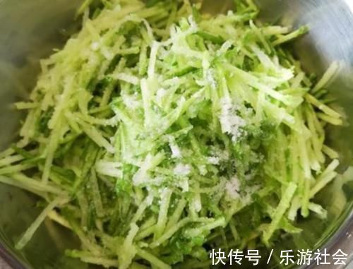 炸萝卜丸子，别只加面粉，多加两样食材，丸子更酥脆，凉了也好吃