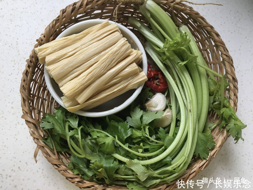 春天这菜我家经常吃，清爽开胃又好吃，简单快手，孩子常吃身体棒
