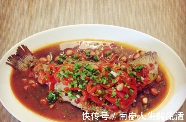 去鱼鳞别再用菜刀!大厨教你,加一些它,鱼鳞自己往下掉,好用!