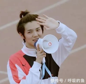 丸子头已经不实行了,今年流行苹果头,减龄显脸小