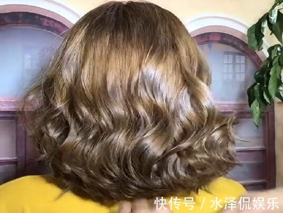 美的 40岁的发型师忠告女人50岁后，头发越短越卷，越卷越小