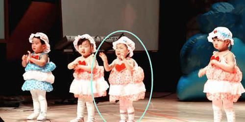 女孩儿|3岁娃哭着表演节目,老师校长都笑喷了,网友哭的最凶跳的最棒
