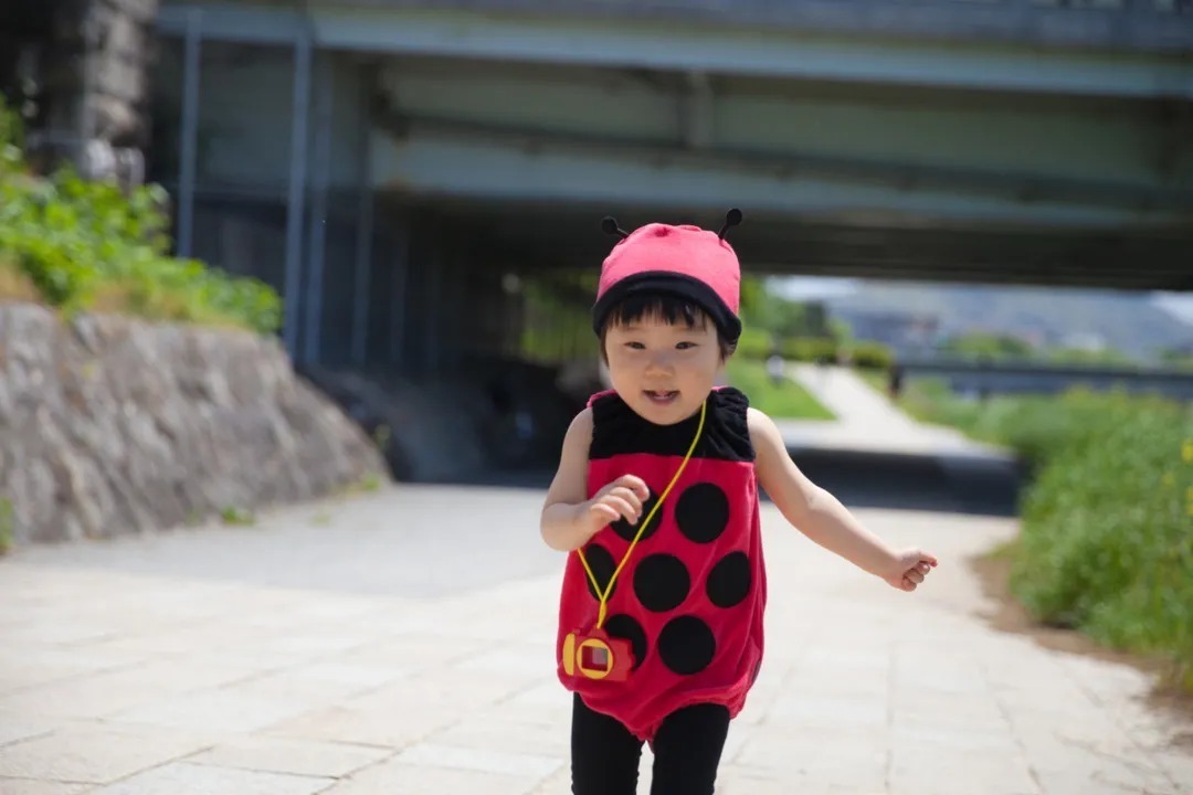 膝关节|什么运动最能刺激孩子长高?比游泳跳高更省事的是它