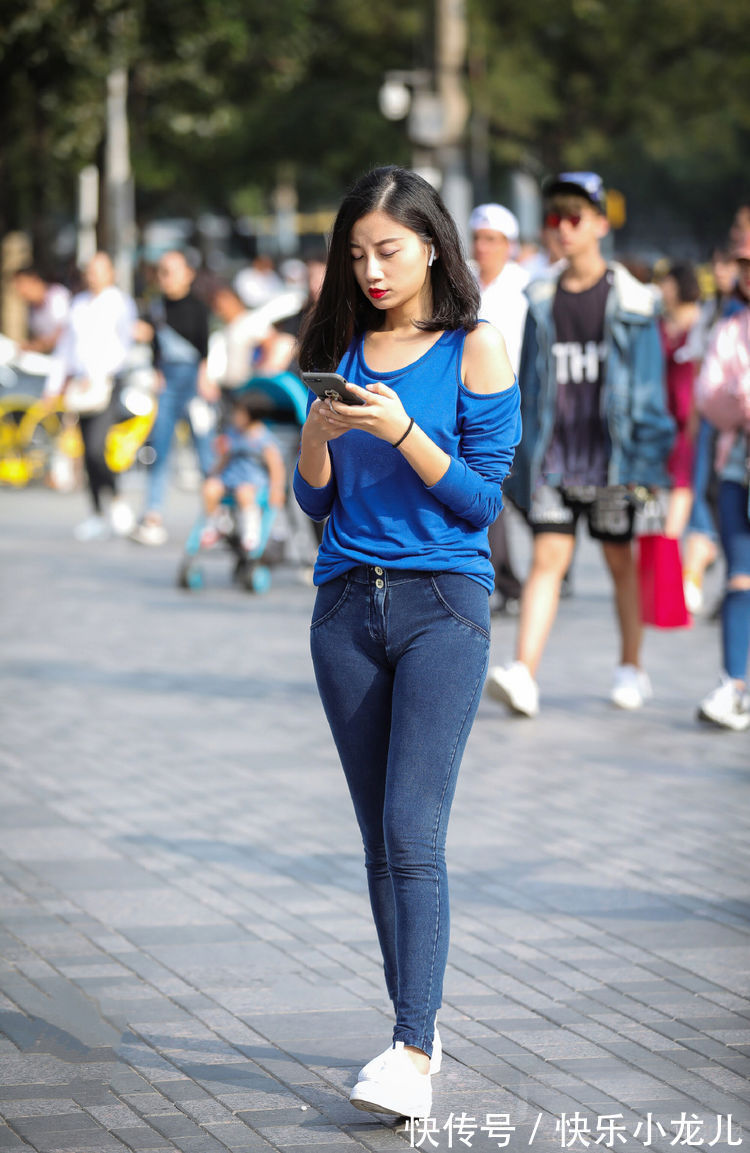 长袖衫 爱穿透明牛仔裤的女生,不仅穿搭的简约,更凸显出自信与个性的美