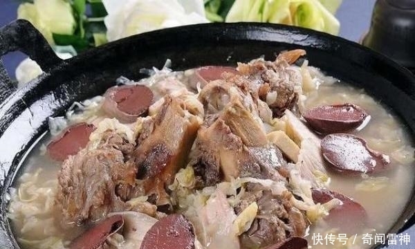 去东北旅游点了四个菜, 服务员劝都不听, 结果呢活该!