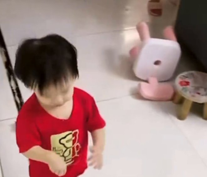 妹妹|4岁男孩怕妹妹热给她剃头，后脑勺直接被剃秃，爸爸又心疼又无奈