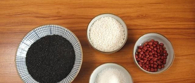 营养丰富的黑芝麻糊,这样做香味浓郁,再也不用在路边买早餐啦