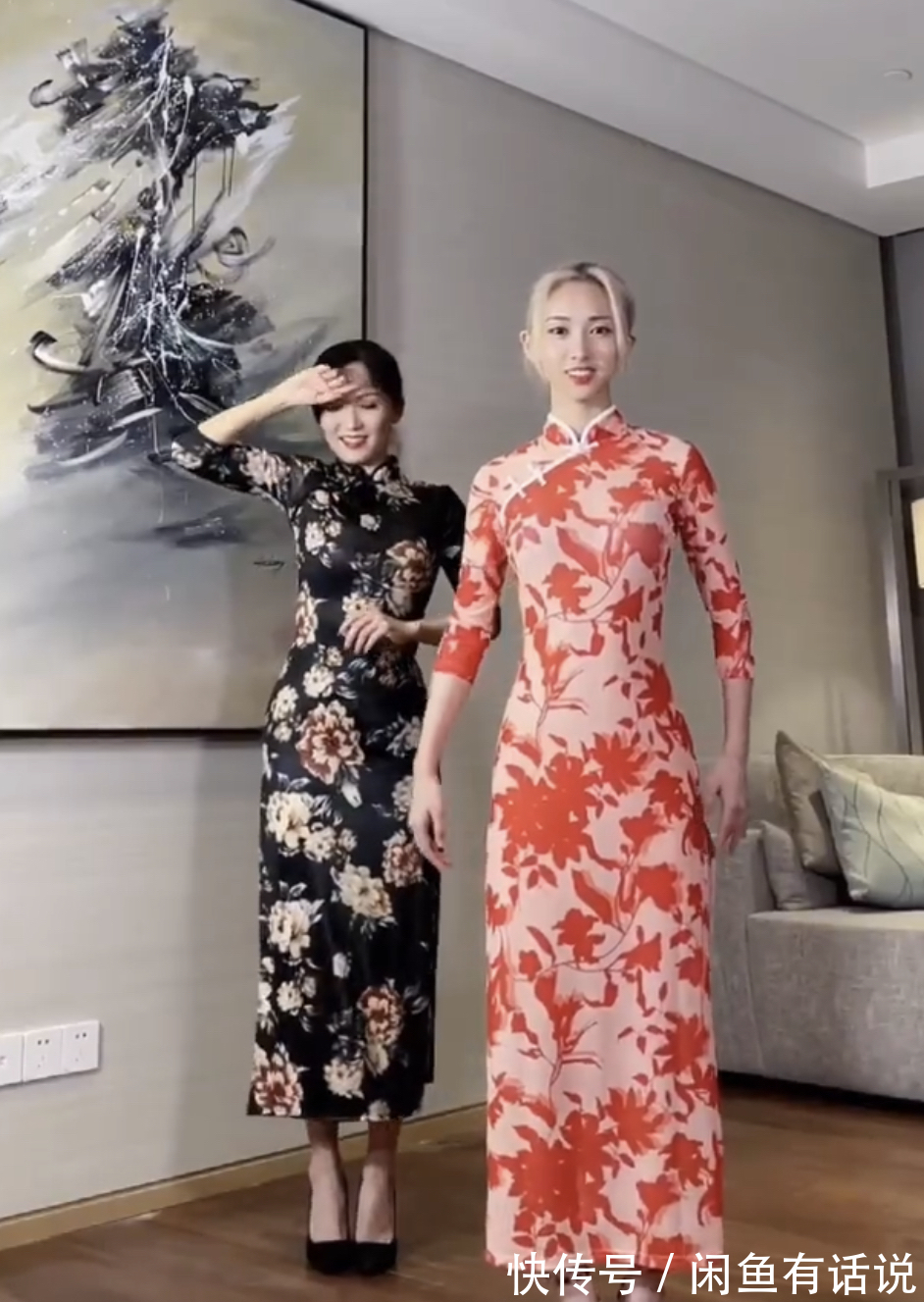 印花|母女俩穿旗袍跳女团舞,45岁妈妈气质惊艳,腰身纤细不输00后女儿