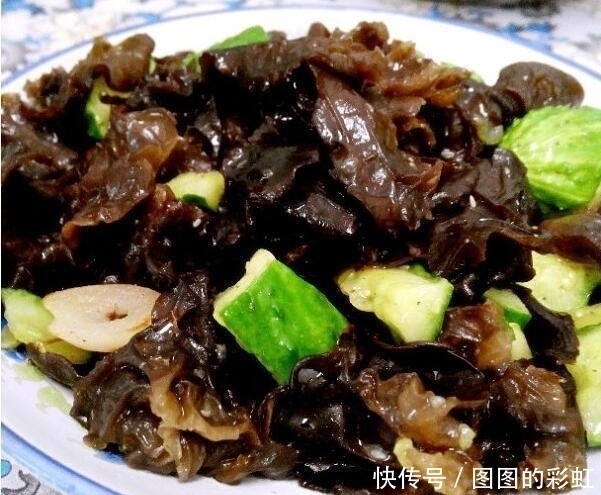 精选美食:凉拌菇笋丝,木耳炒黄瓜,酸甜虾仁豆腐,炖骨头的做法