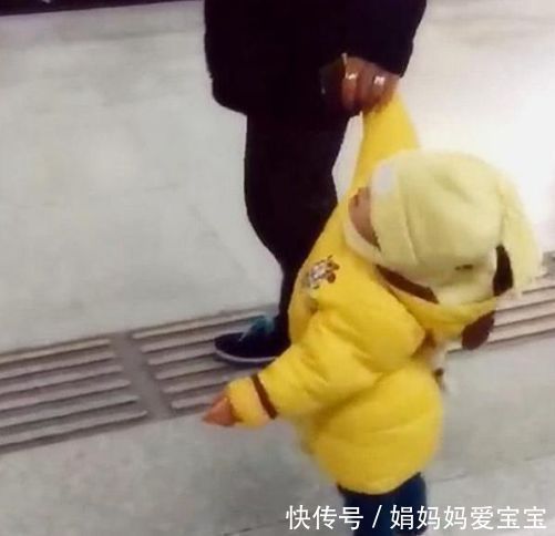 小情人|爸爸带小情人出门逛街,引路人围观!网友:爸爸带娃,活着就行!