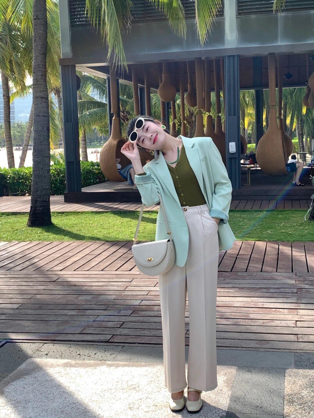 连衣裙 你的衣橱里绝对少不了“西装”,来看潮人的时尚造型,值得借鉴