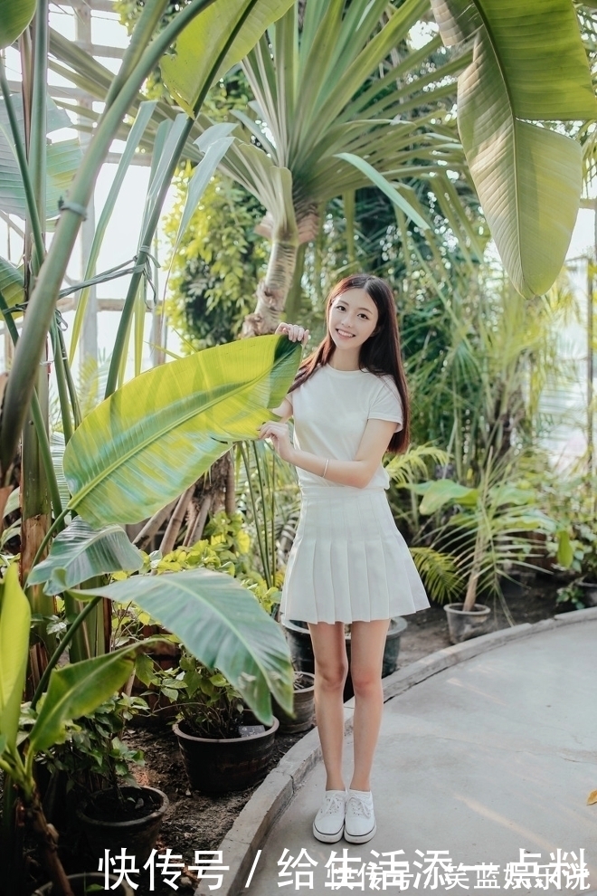 长发美女T恤衫百褶裙搭配一双小白鞋少女感十足,美美哒
