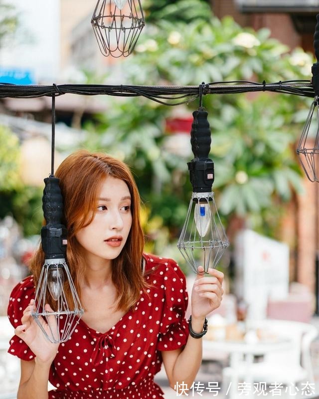 优雅 红色波点小衫是法式浪漫的精髓,展现女性的优雅大气