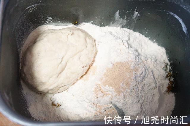 吐司|贝贝南瓜香甜软糯，做成吐司馅料好吃到爆，这食谱已被千人收藏了