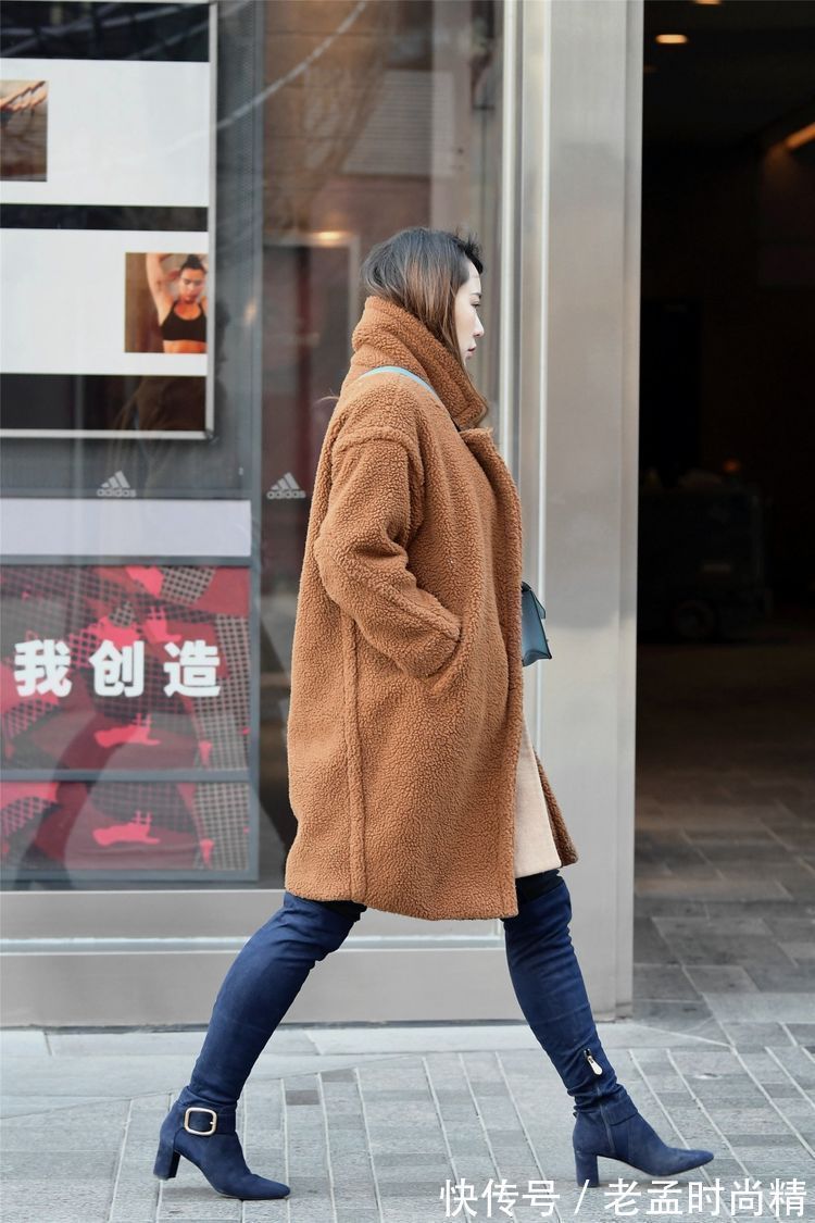 时尚 街拍:美女七分长裤露出脚踝,搭配一双运动鞋,青春时尚的感觉!