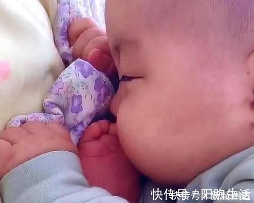 小脚丫|趁着妈妈不在,宝宝偷偷搬起小脚丫啃了起来,宝妈看后哭笑不得