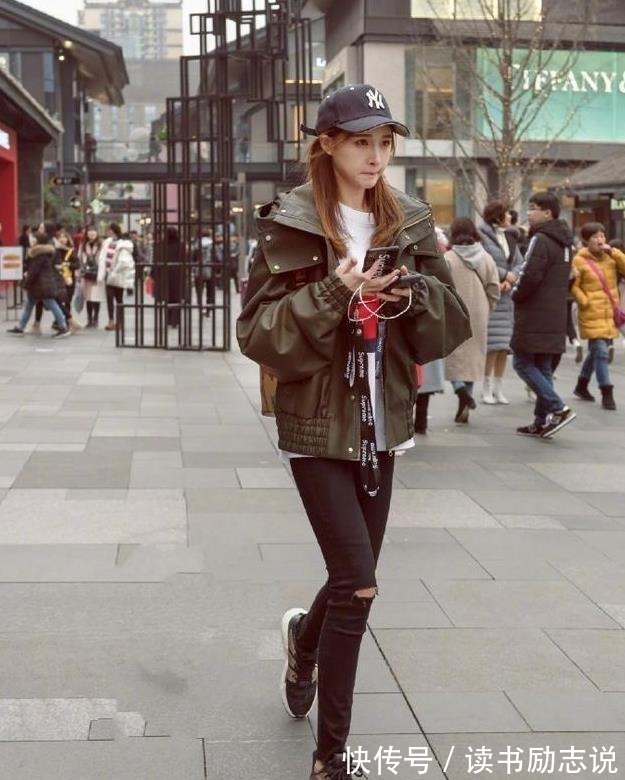 温文尔雅 黑色修身上衣搭配修身牛仔裤,娇嫩丰盈,温文尔雅!