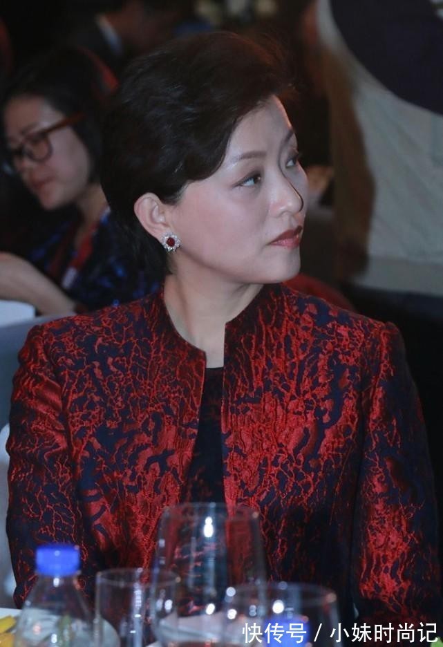 红色|杨澜也有“不端庄”的时候,红色大衣挺优雅的,配上黑丝略显俗气