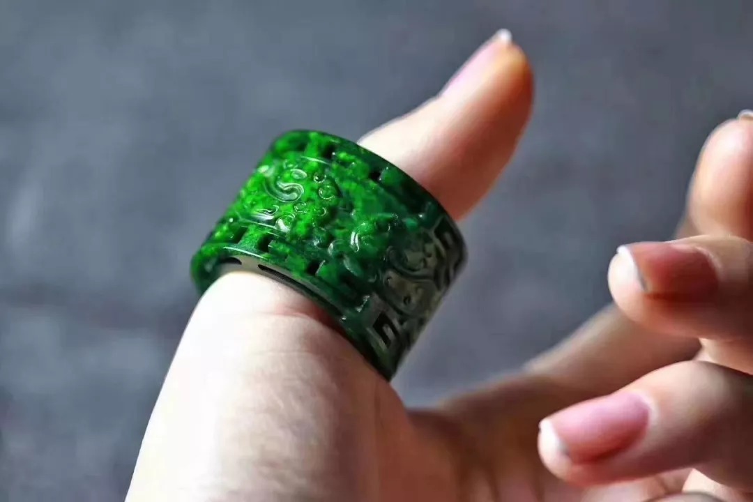 扳指 男人的手里，离不开这四件首饰