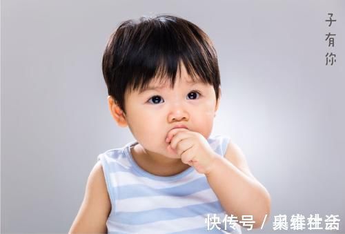 习惯期|宝宝吃手，妈妈要拒绝吗？宝宝吃手的4个阶段，应对方法大不同