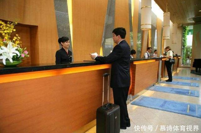酒店前台工资不高，还经常熬夜，为啥还有女孩愿意做？原因很真实