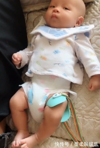 孩子|爸爸带孩子,竟在沙发上睡着了,网友笑喷爸爸担心自己掉地上