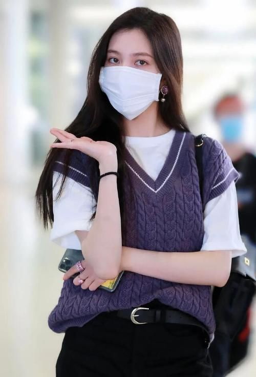 穿搭|小姐姐穿搭太“抢镜”，穿T恤配马甲复古时髦，尽显少女气息