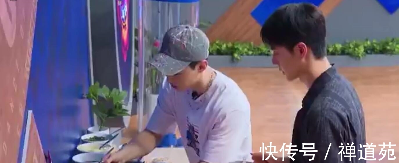 《街舞4》火锅局,王一博意外透9月已进组,边吃边说差点戳破奶膘