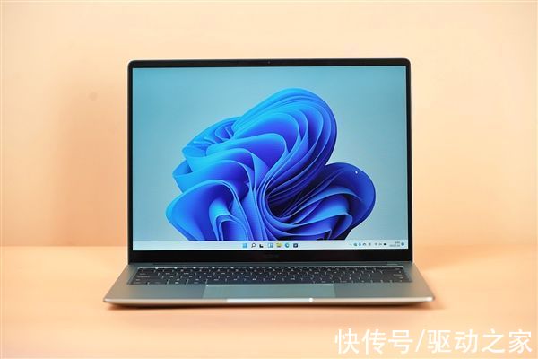 re5000元内性能最强轻薄本！realmeBook增强版天青色图赏