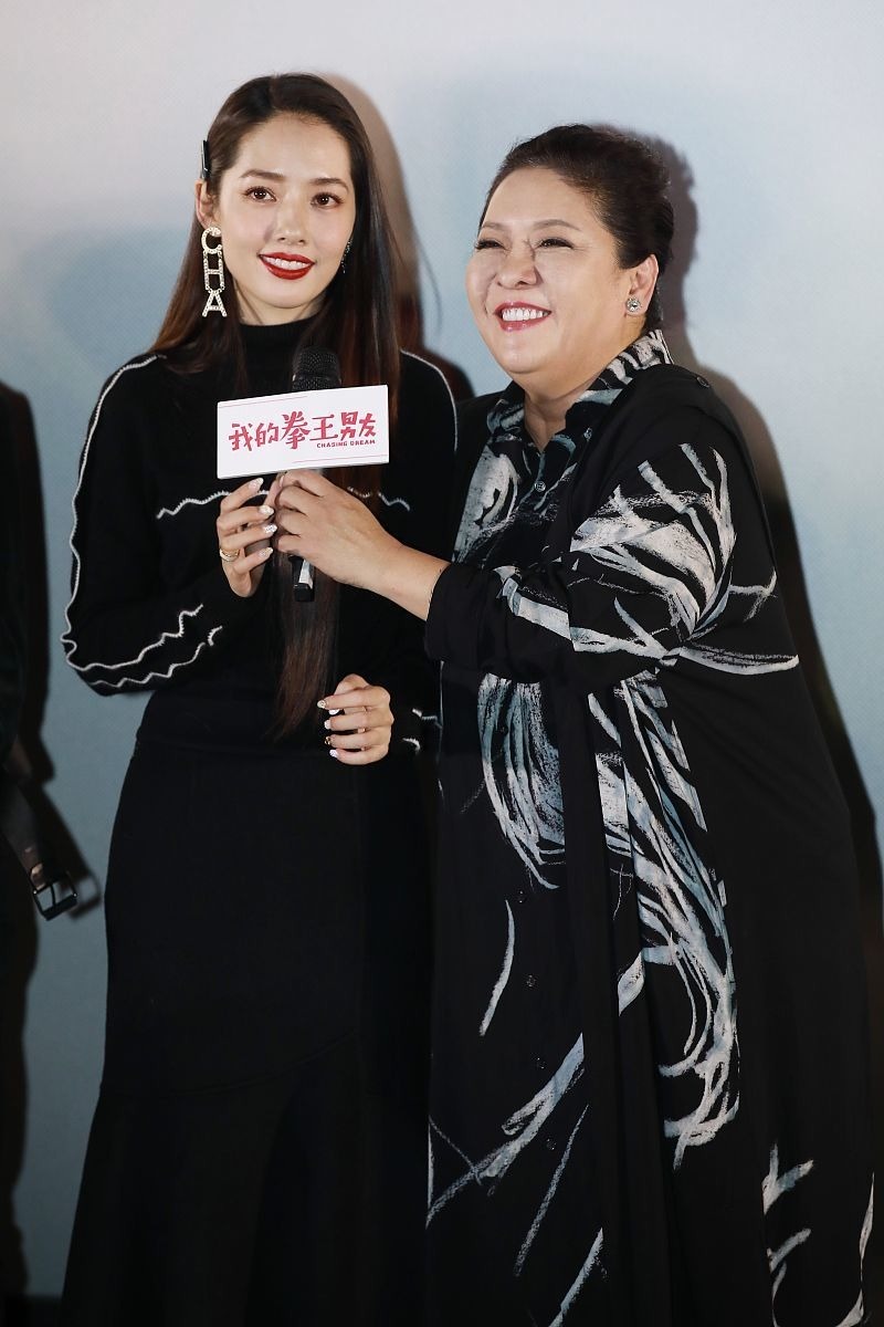 独特魅力|向太这气质真不是吹的,穿墨蓝色外套简约低调,难掩强大气场