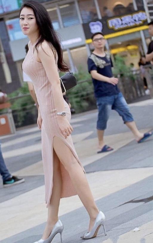 高跟鞋|小姐姐白色上衣搭配牛仔短裤,时尚又潮流,大长腿展露无遗